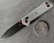 01BP0031 - Couteau BOKER PLUS Annual Dealer Knife 2025 Edition Limitée